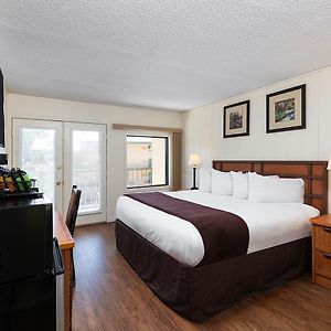Signature King Guestroom