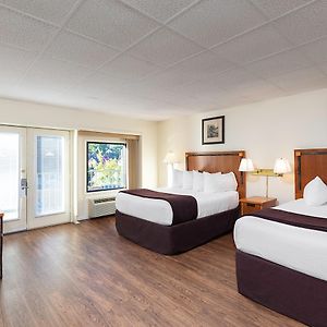 Signature Queen Guestroom